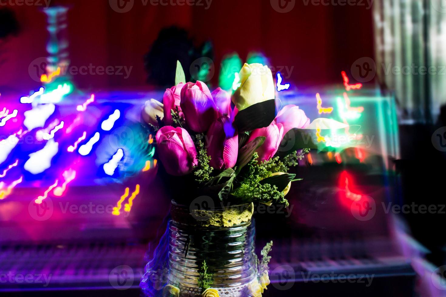 vaso de cristal azul com flores de tulipa em um fundo verde um buquê de flores de verão em um fundo artisticamente desfocado foto