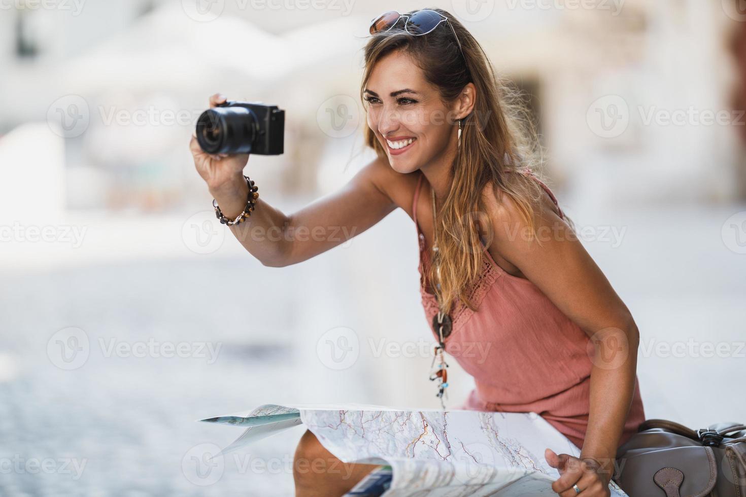 mulher se divertindo e tirando fotos enquanto aproveita as férias de verão