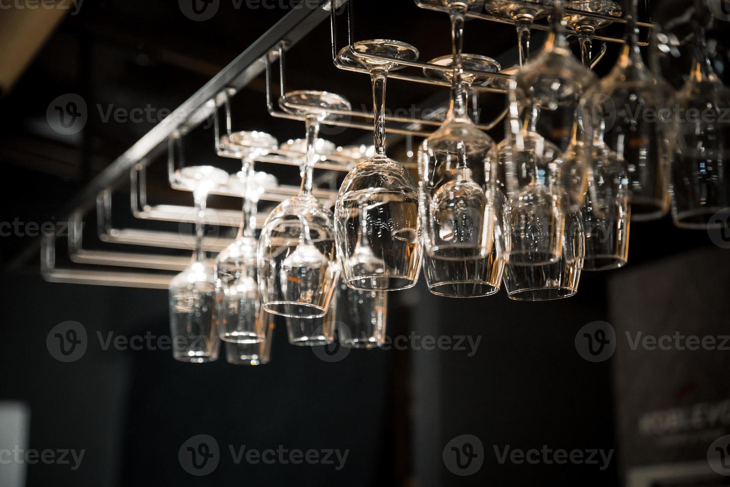 pessoas tilintando copos com vinho no terraço de verão do café ou restaurante foto