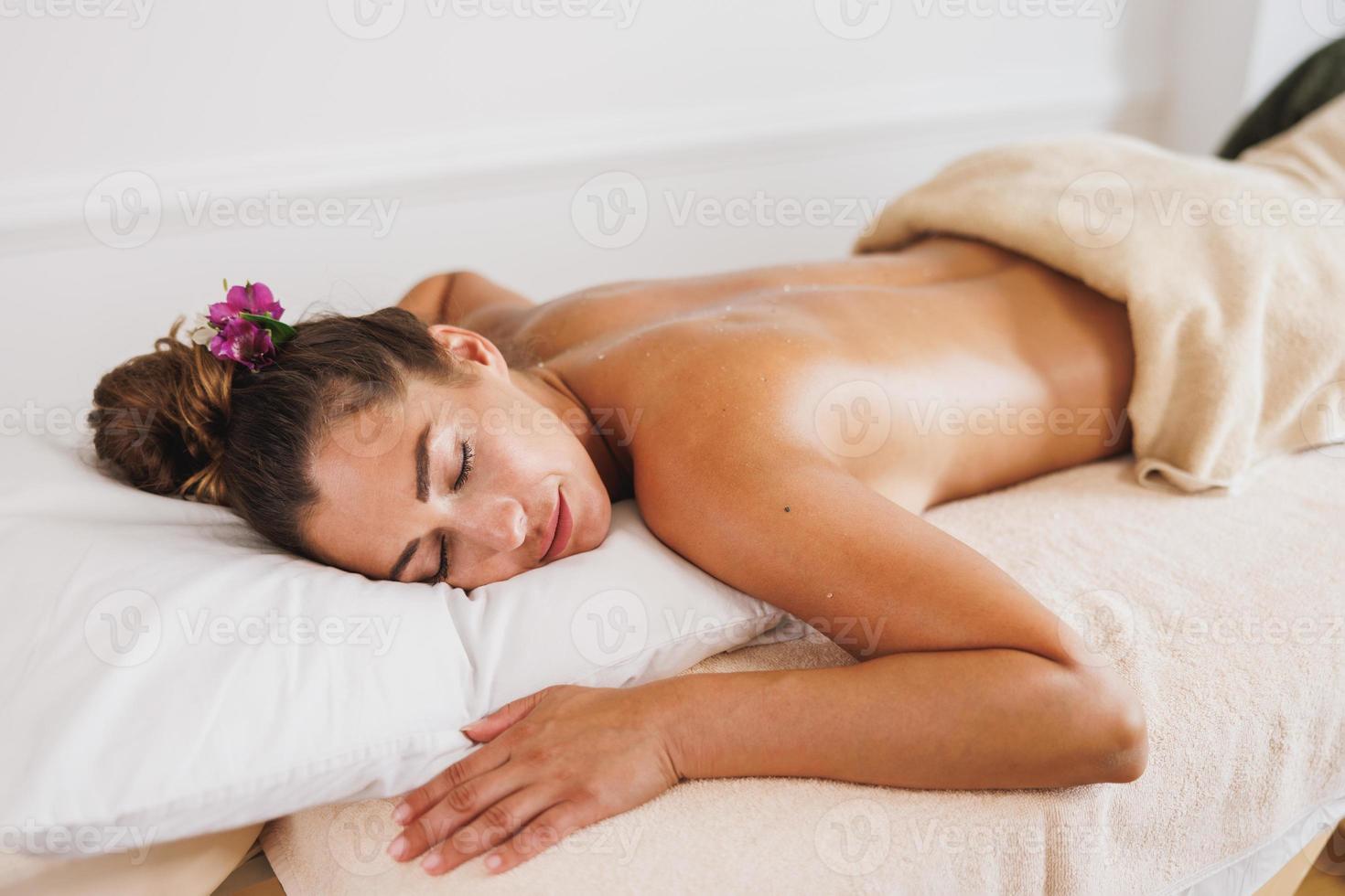 mulher desfrutando de massagem no centro de spa foto