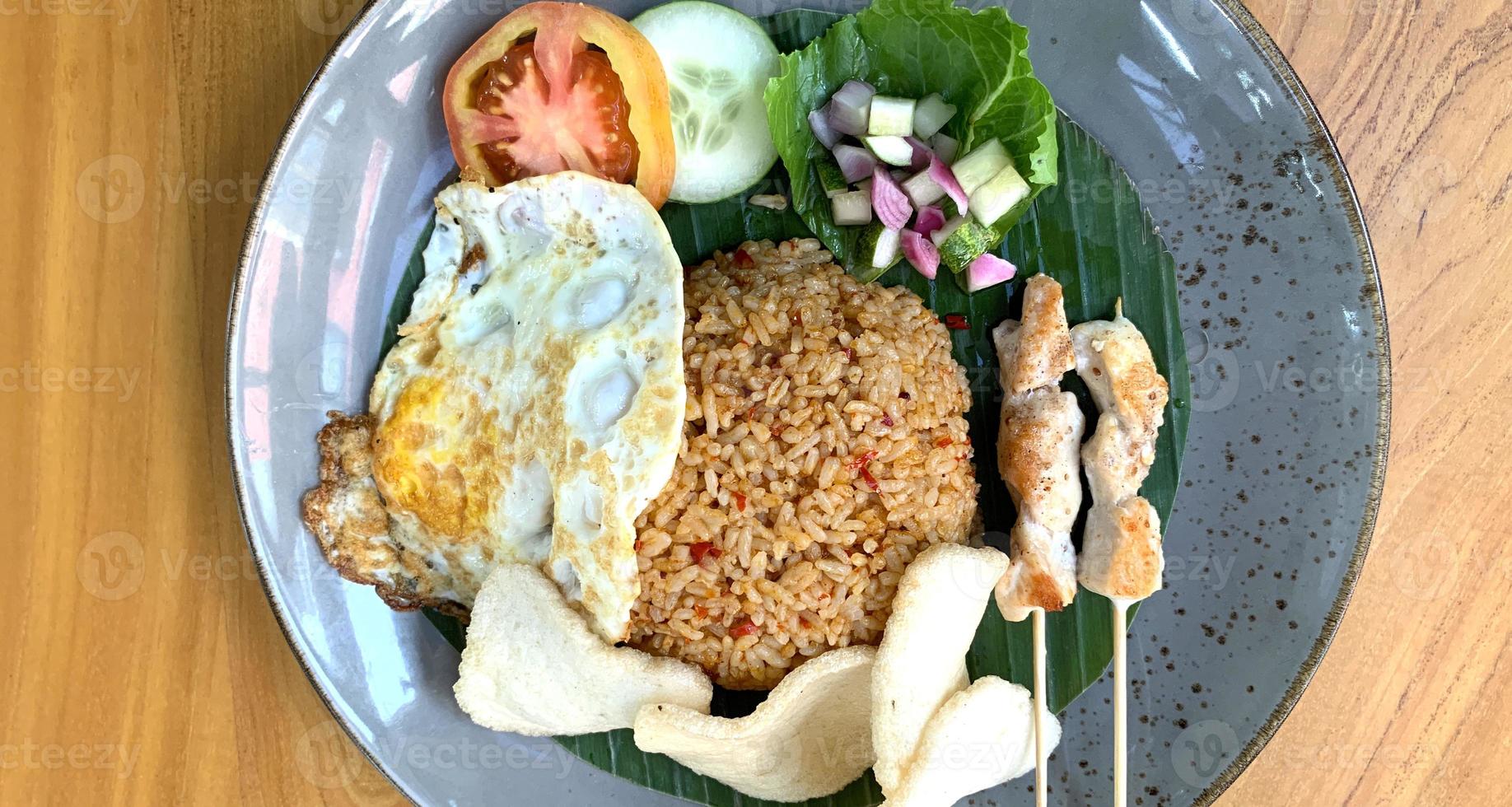 uma das melhores comidas do mundo, conforme afirma o canal de notícias mundialmente famoso arroz frito indonésio nasi goreng foto