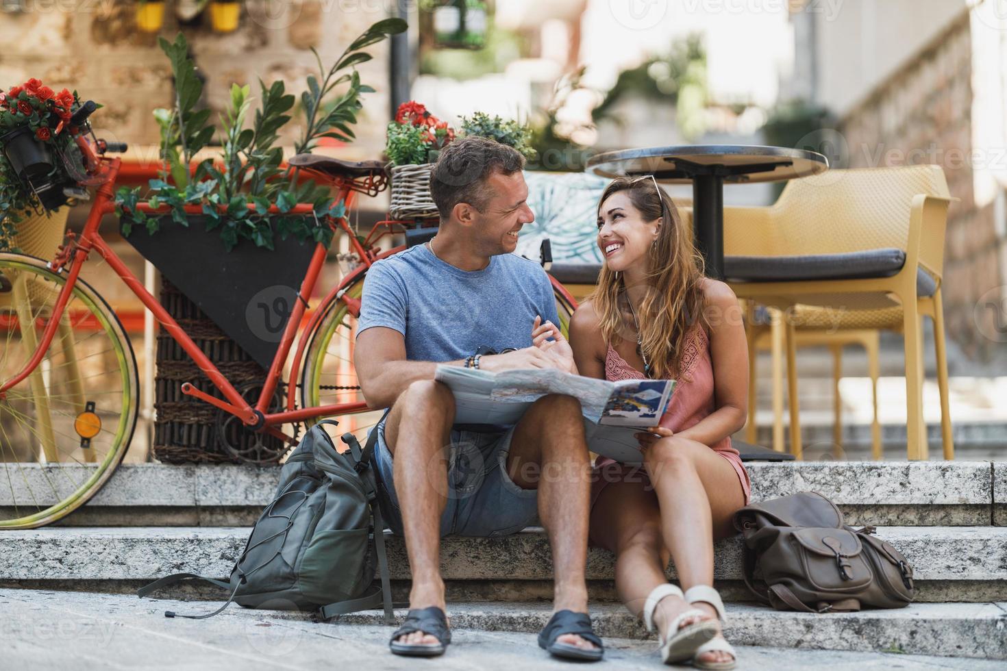 casal explorando uma cidade mediterrânea enquanto aproveita as férias de verão foto