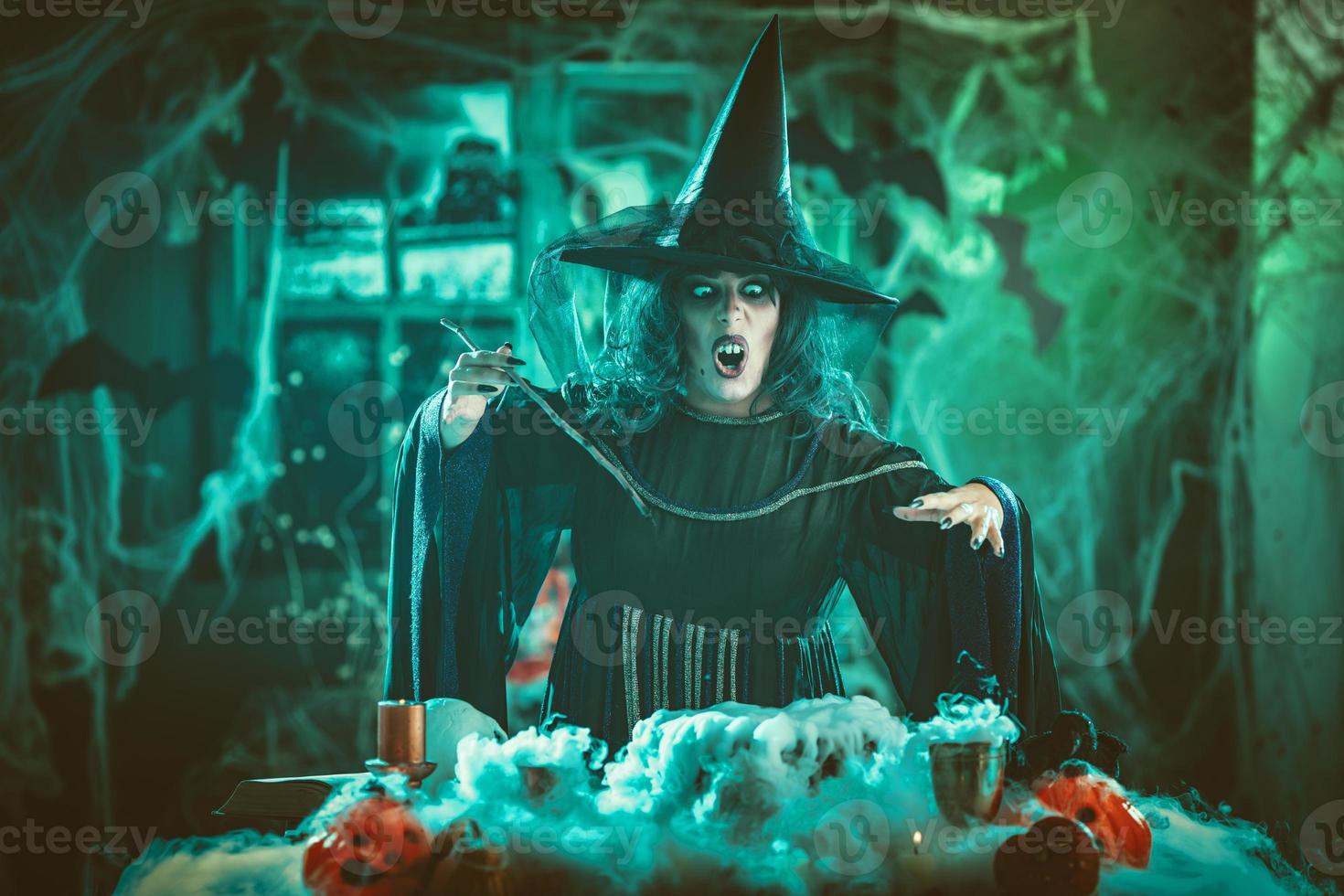bruxa diz palavras mágicas foto