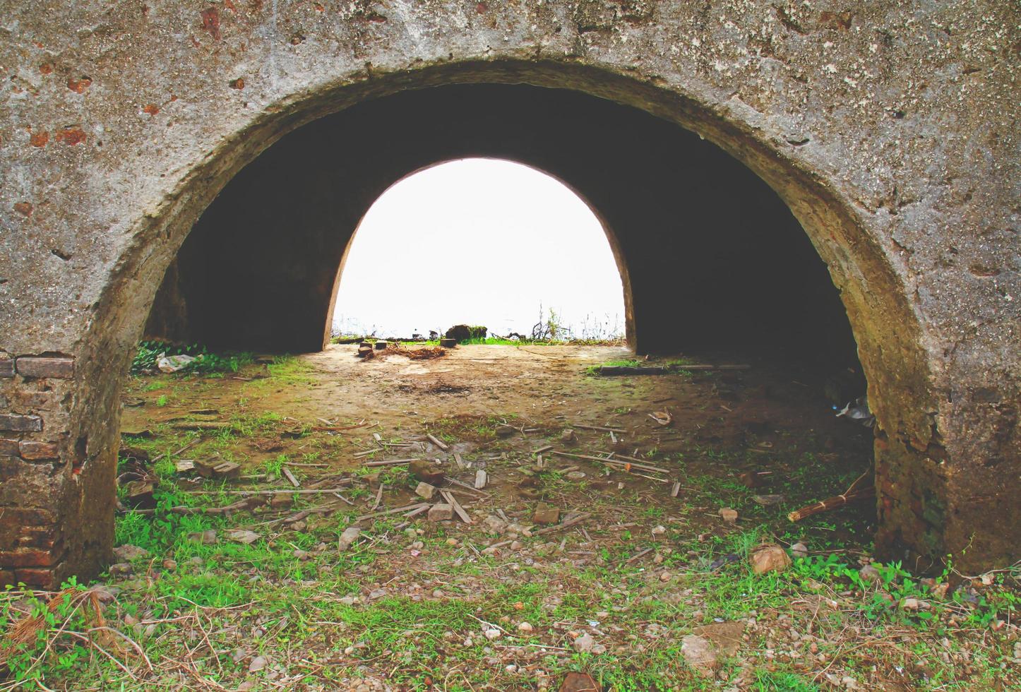 sob a ponte da ruína foto