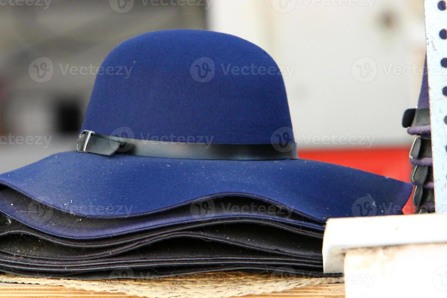 um chapéu feminino é vendido em uma loja em Israel. foto