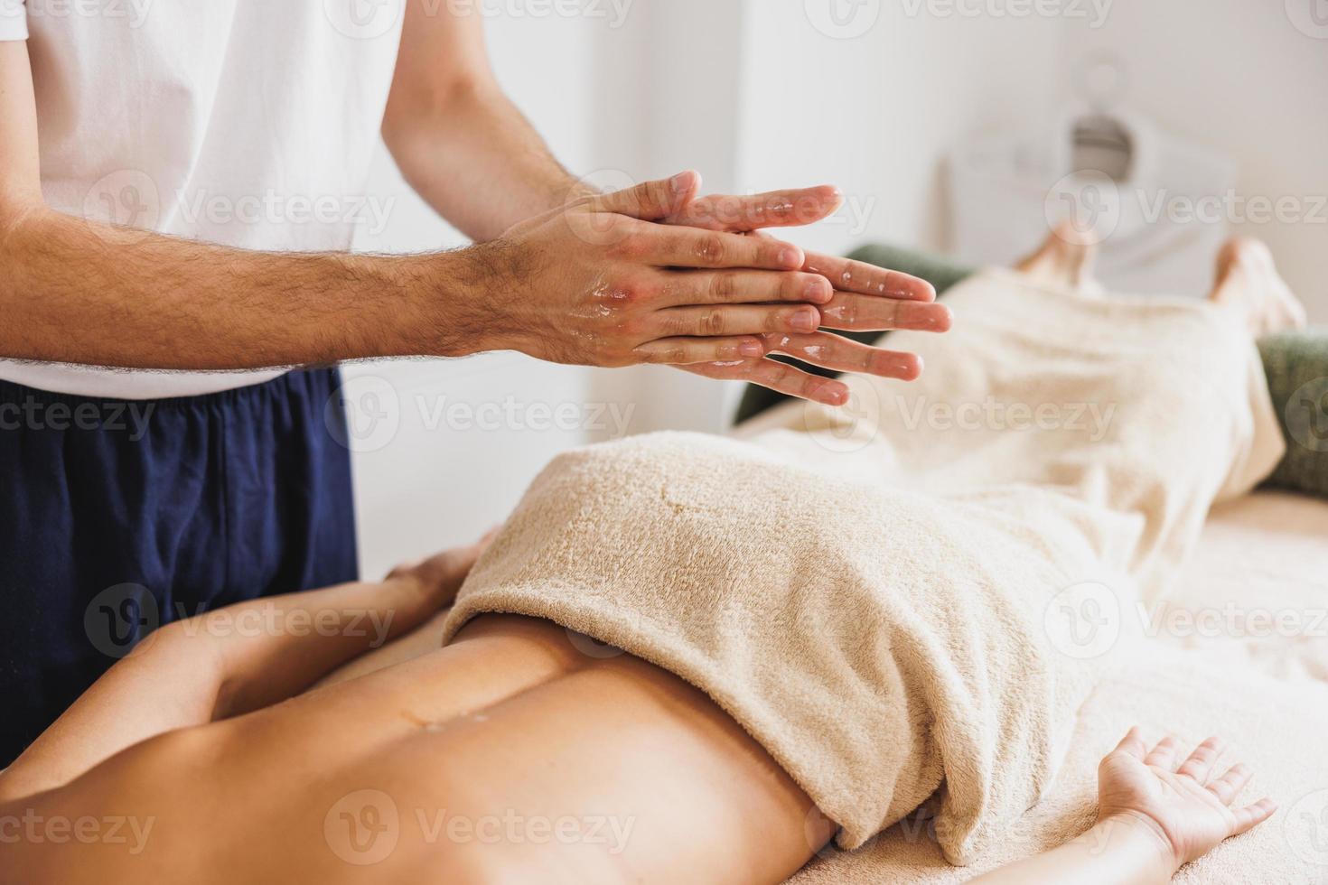 mulher desfrutando de massagem no centro de spa foto