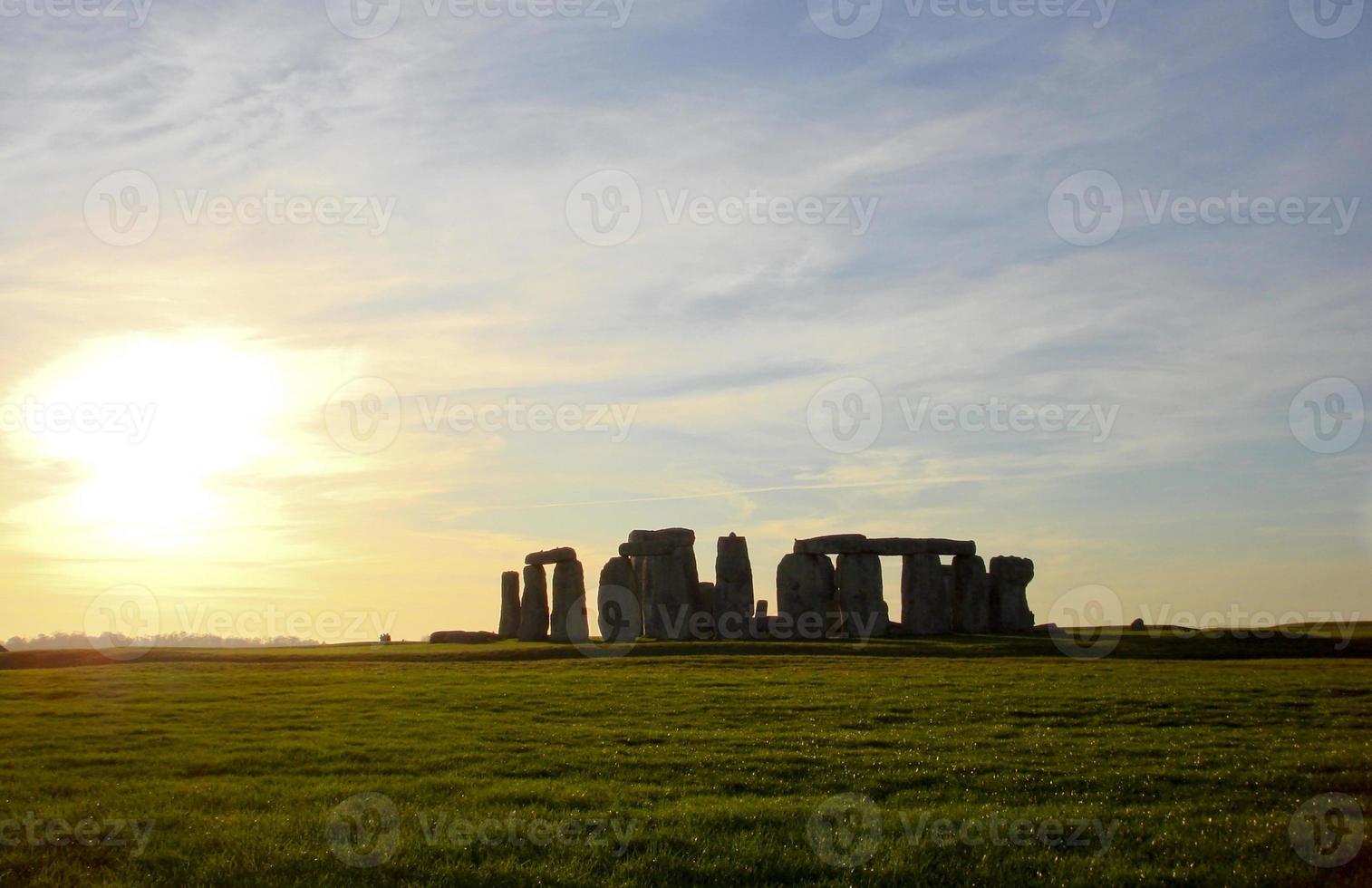dramático pôr do sol em stonehenge foto