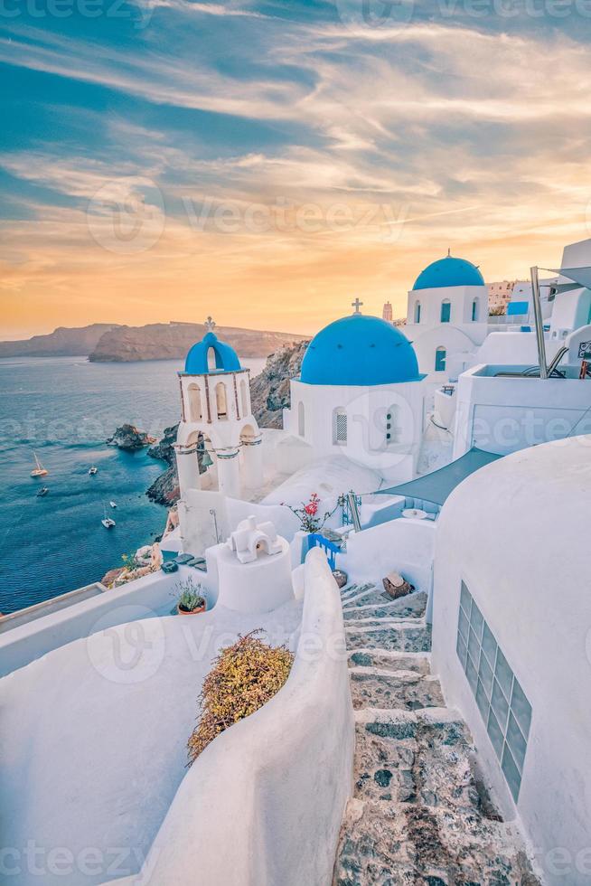 fantástica ilha mediterrânea de santorini, grécia. incrível nascer do sol romântico no fundo de oia, luz da manhã. incrível vista do pôr do sol com cúpulas azuis de casas brancas. paisagem de viagem panorâmica. ilha dos amantes foto