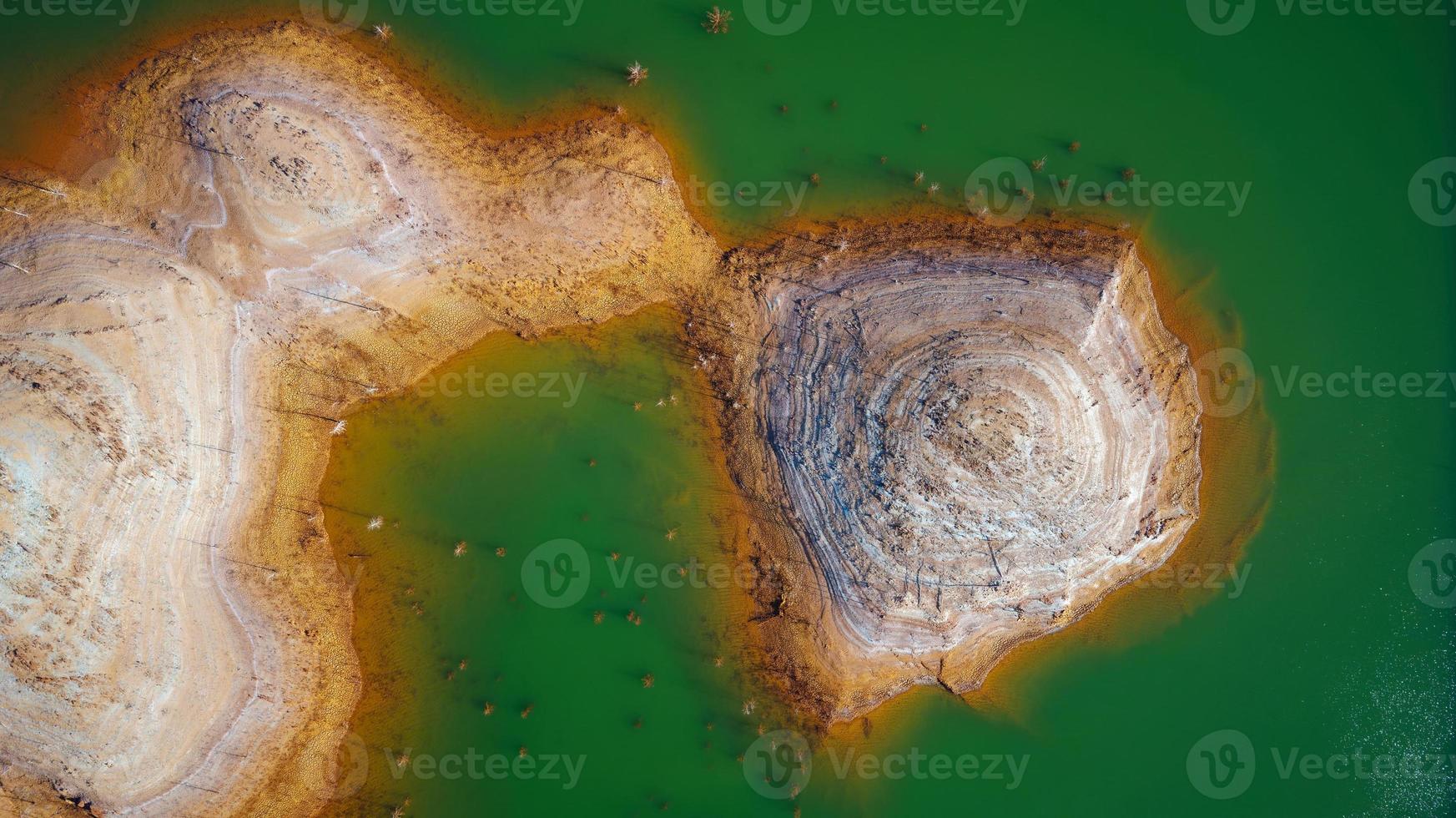 visão aérea do drone da atividade de mineração em minas de riotinto na espanha. lago poluído e água. seca. cenário apocalíptico. extrativismo. aldeia mineira na andaluzia. destruição da terra. perturbação. foto