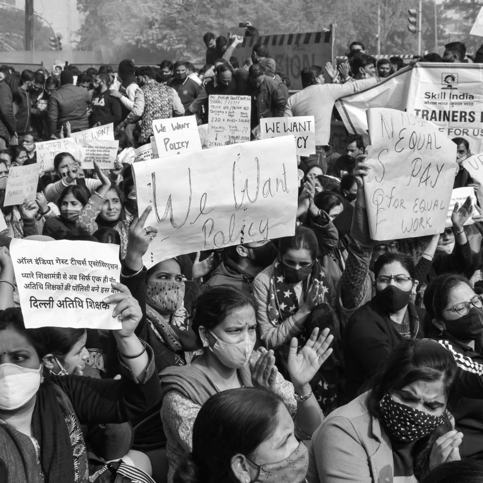 nova deli, índia 25 de dezembro de 2021 - professores convidados contratuais de deli com cartazes, bandeiras e grafites protestando contra o governo da aap de deli por fazer política, professores convidados de deli protestando foto