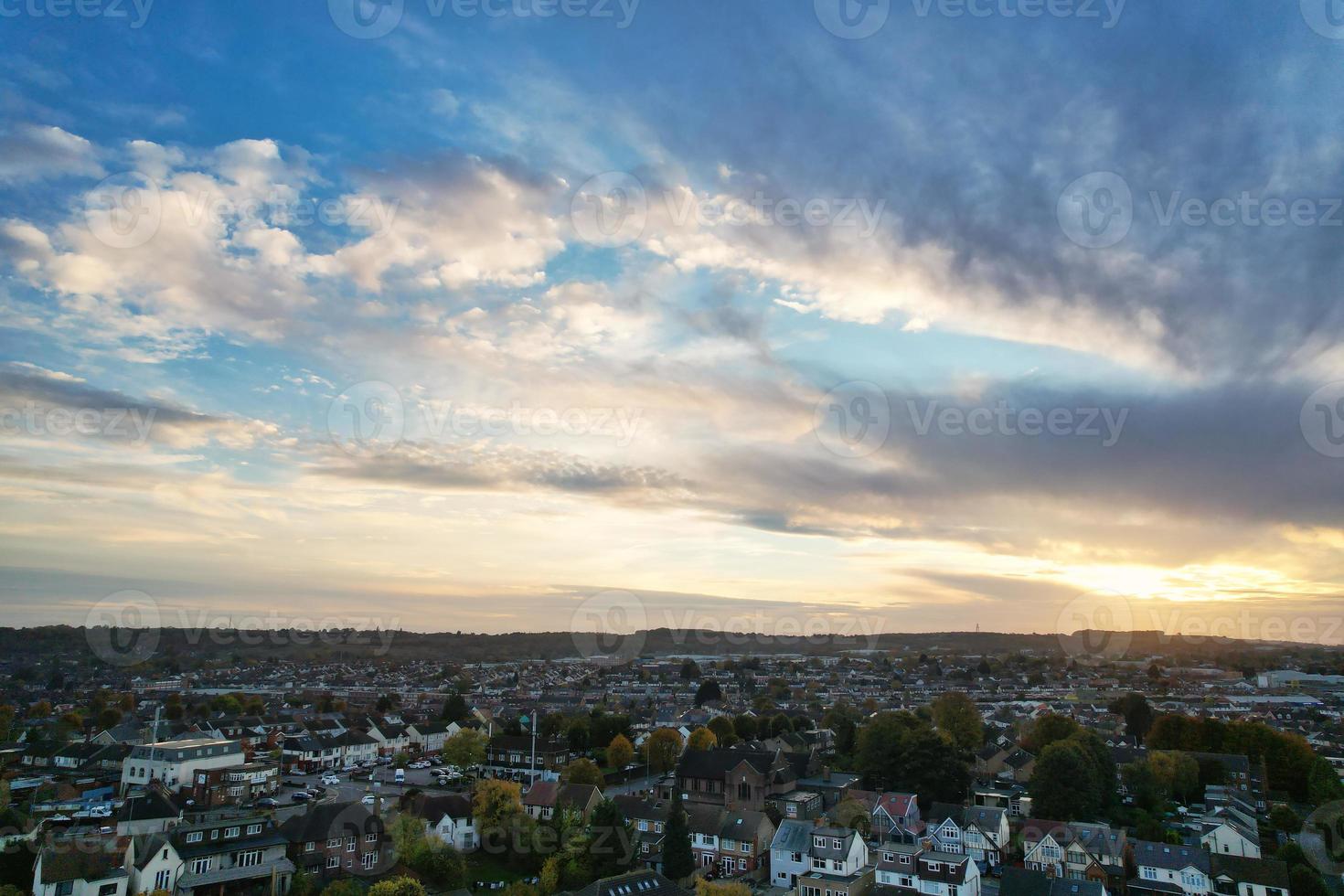 melhor vista aérea da cidade de luton da inglaterra após o pôr do sol foto