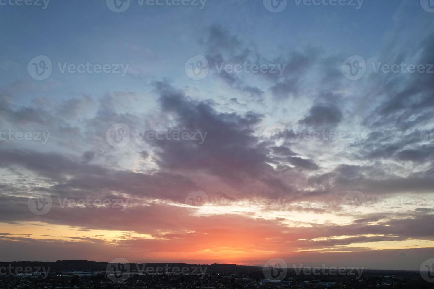 nuvens mais bonitas movendo-se sobre a cidade britânica da inglaterra foto