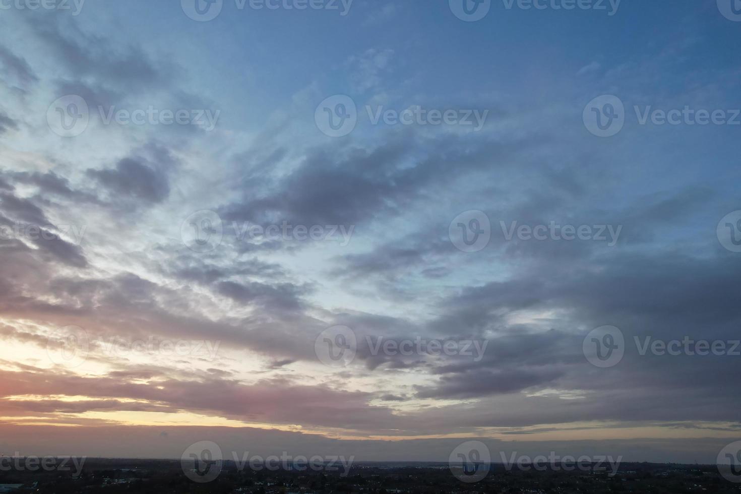 nuvens mais bonitas movendo-se sobre a cidade britânica da inglaterra foto