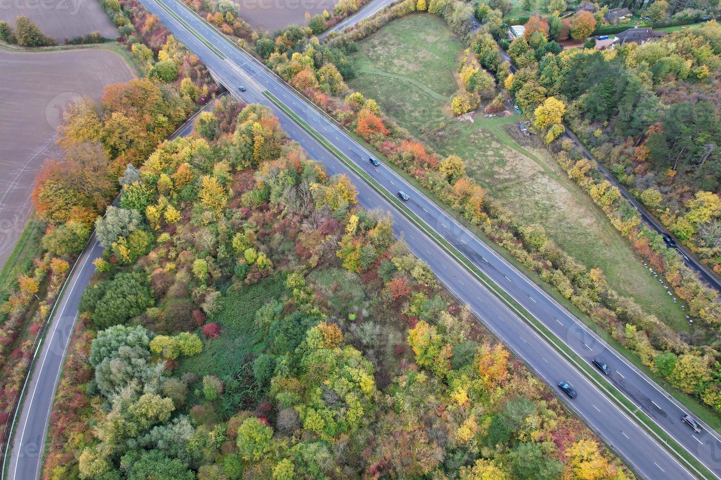 autoestradas britânicas, estradas e rodovias passando pelo campo, vista aérea com câmera do drone. foto