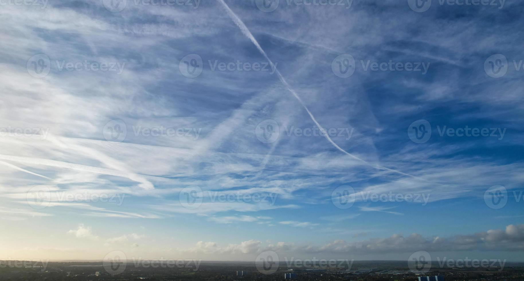 nuvens mais bonitas movendo-se sobre a cidade britânica da inglaterra foto