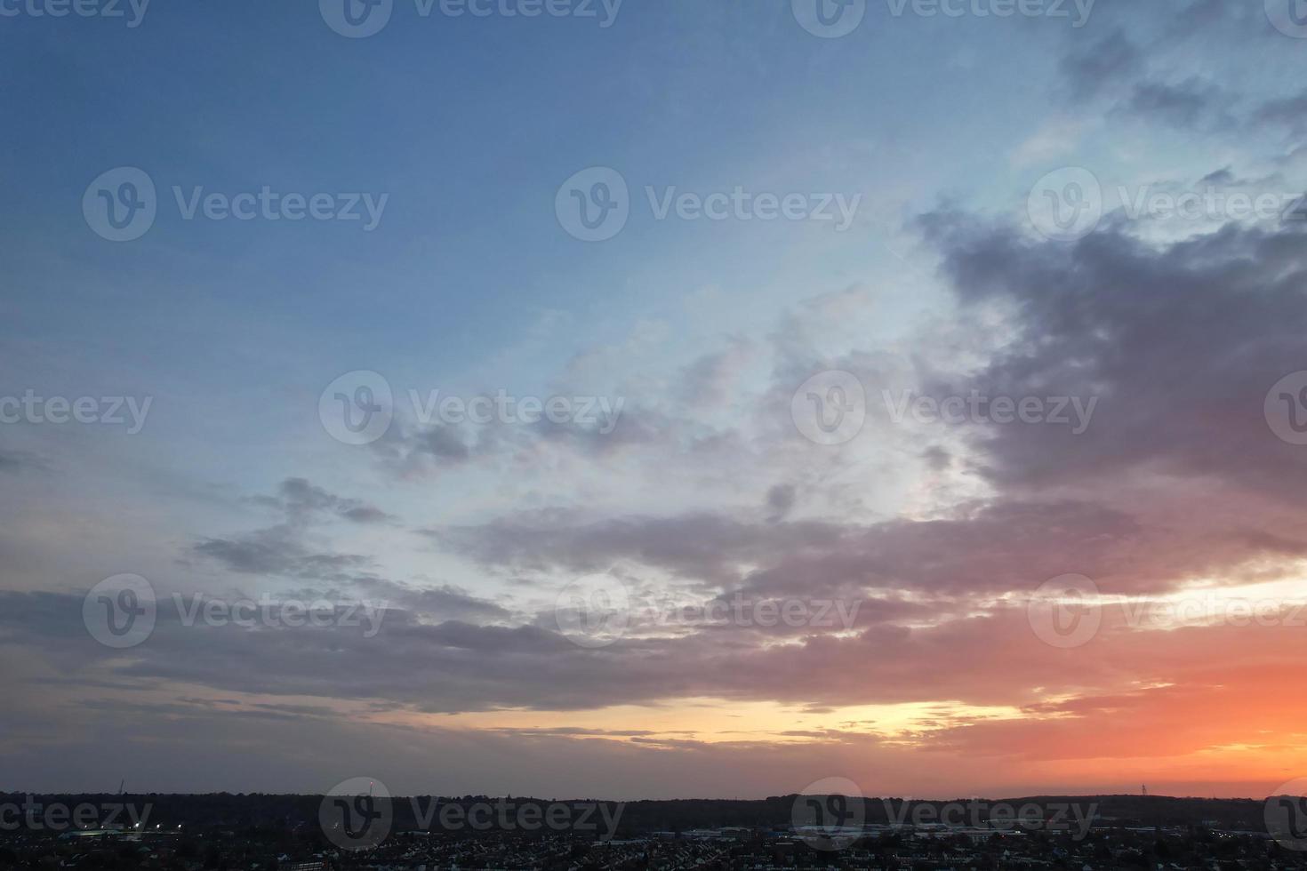 nuvens mais bonitas movendo-se sobre a cidade britânica da inglaterra foto