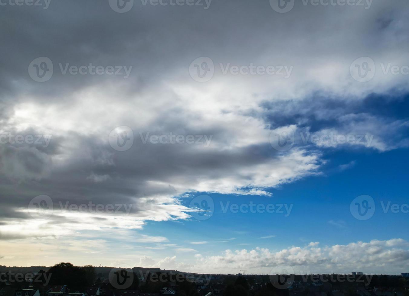 nuvens mais bonitas movendo-se sobre a cidade britânica da inglaterra foto