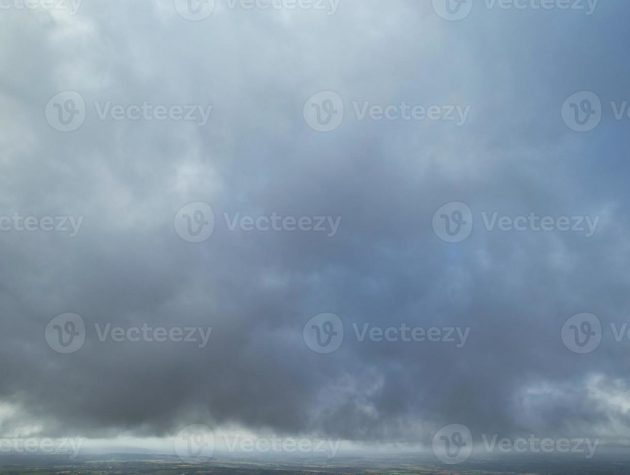 melhor vista de alto ângulo de nuvens dramáticas sobre o céu foto