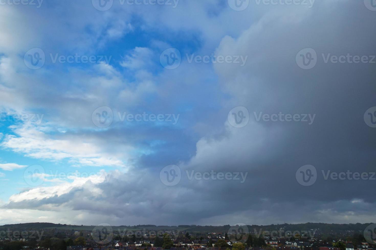 nuvens mais bonitas movendo-se sobre a cidade britânica da inglaterra foto