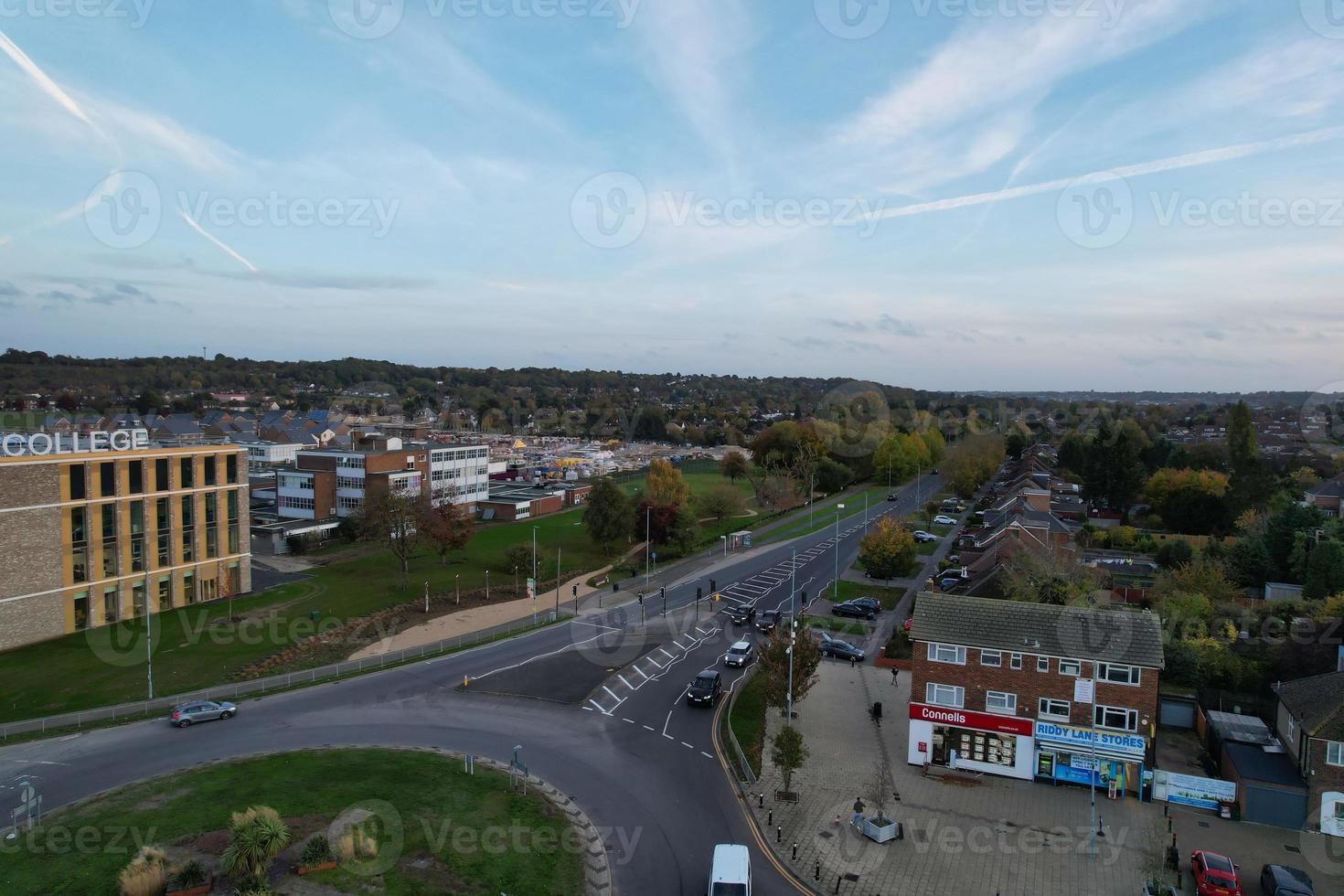 melhor vista aérea da cidade de luton da inglaterra após o pôr do sol foto