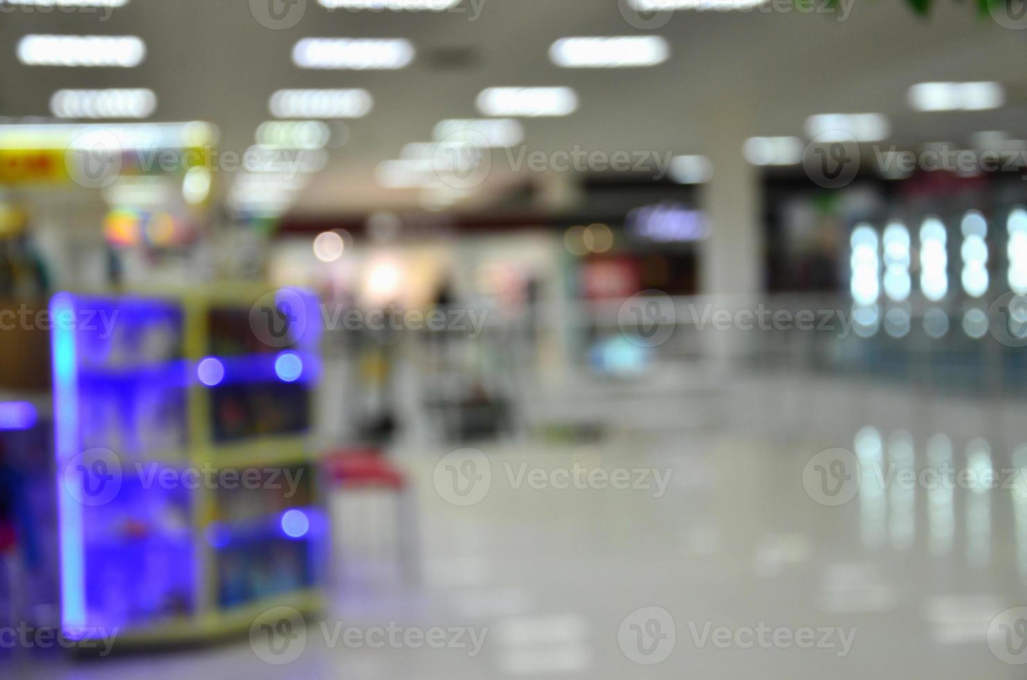 imagem borrada do interior do shopping foto