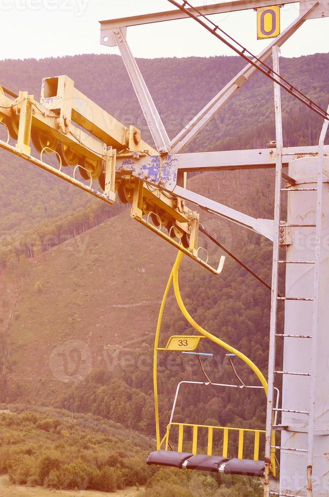 os assentos do teleférico no fundo do monte makovitsa, uma das montanhas dos cárpatos foto