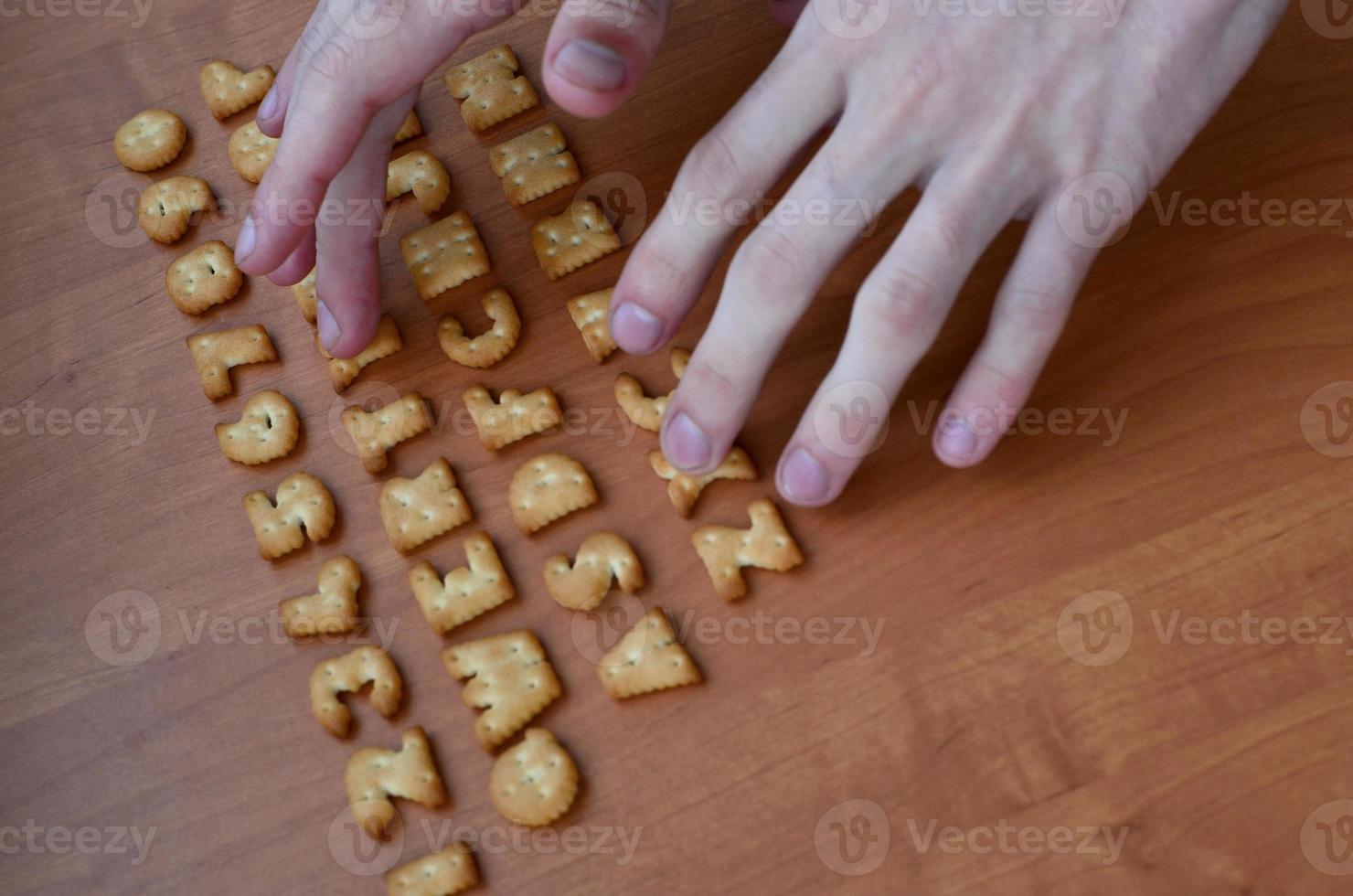 mãos nos botões do teclado cracker foto