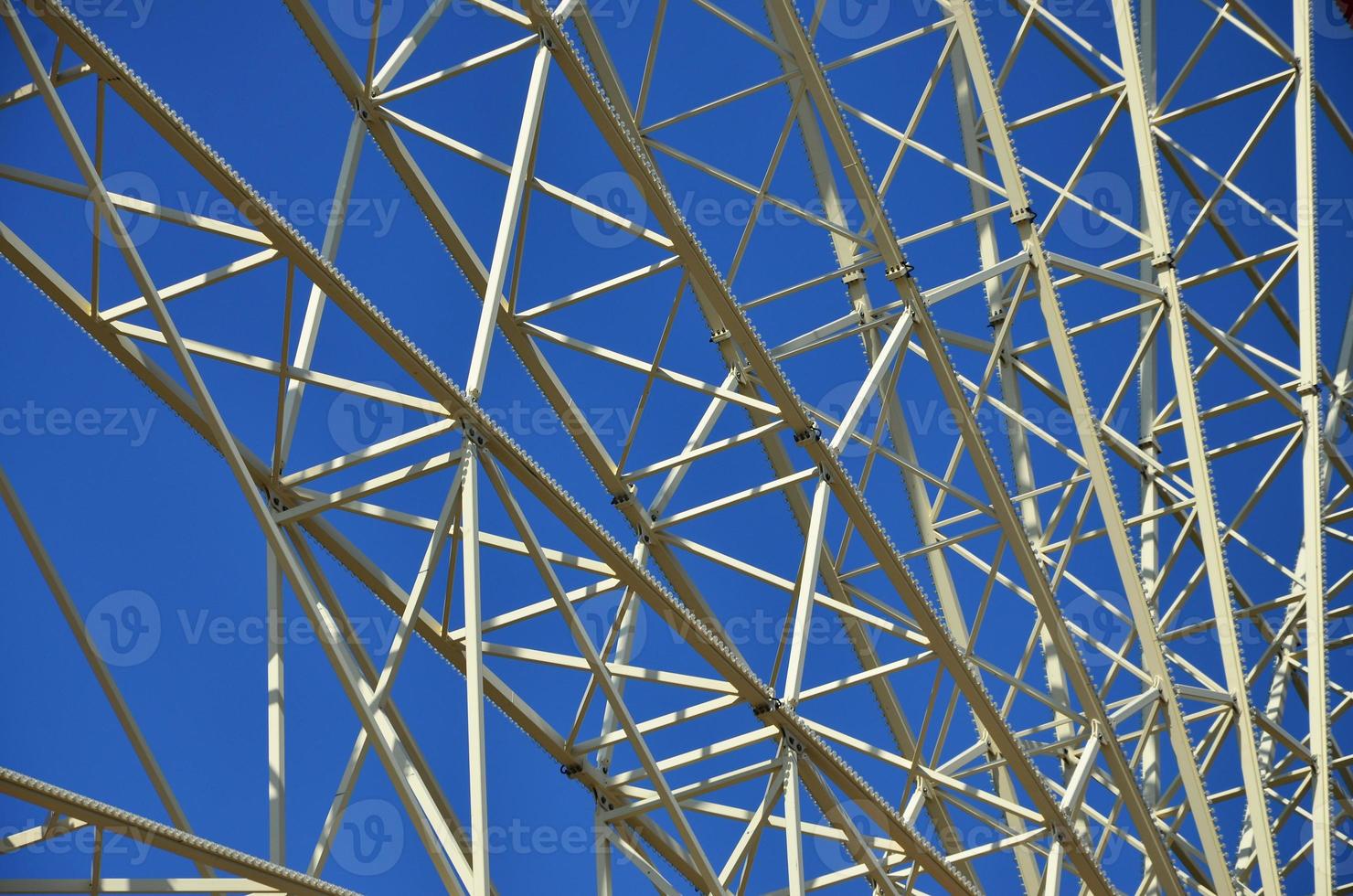 detalhes estruturais de uma roda gigante em um parque de diversões foto