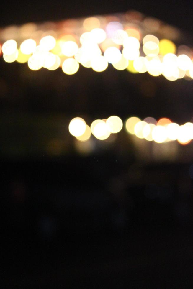 foto de luzes coloridas fora de foco em um café à noite