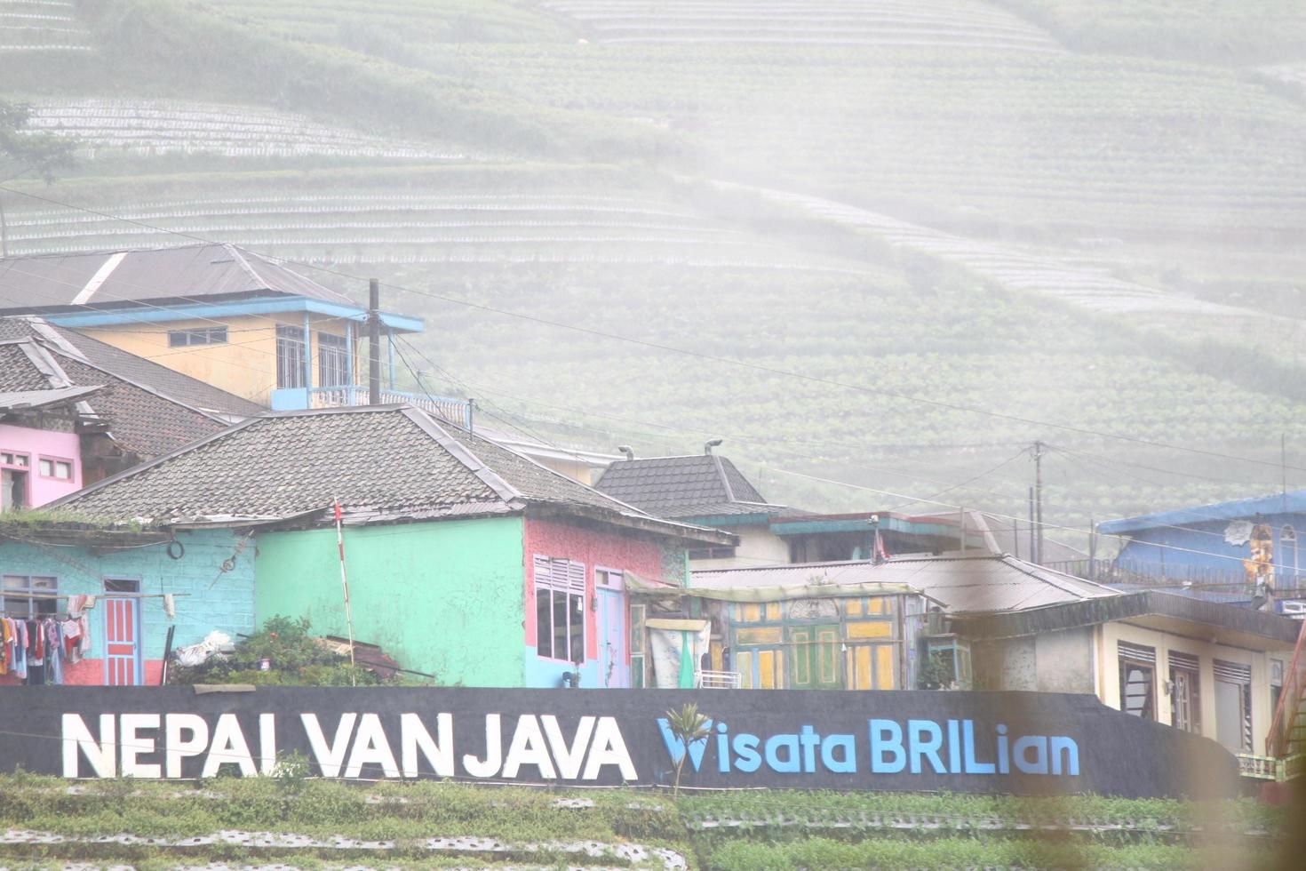 foto de paisagem de casas no sopé da montanha verde