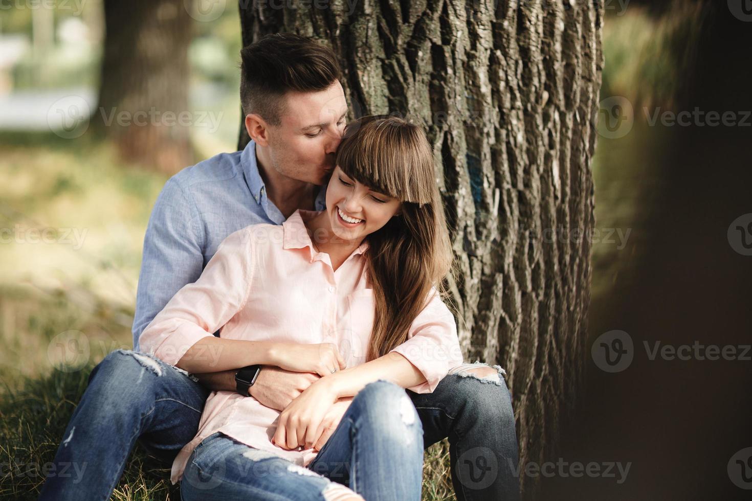 amando o jovem casal beijando e abraçando ao ar livre. amor e ternura, namoro, romance, conceito de família. foto