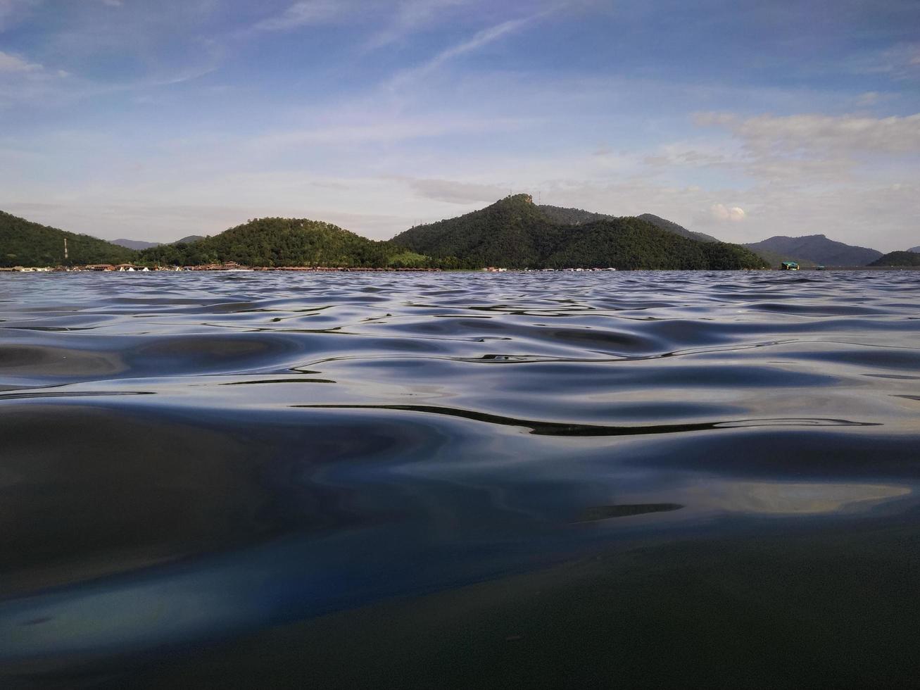 a água da represa tem montanhas ao fundo. foto