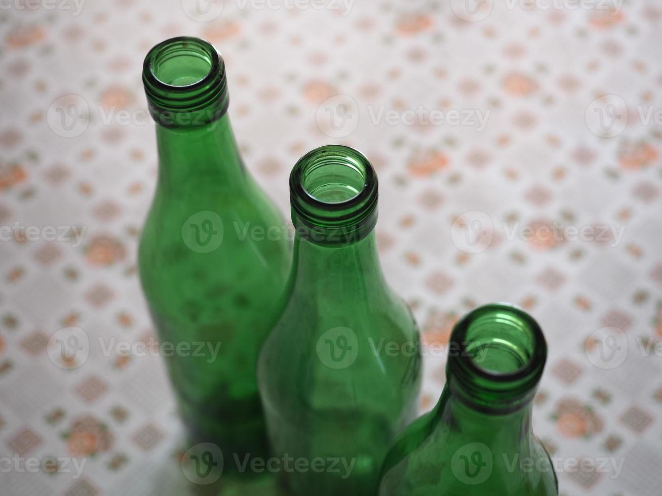 três garrafas verdes foto