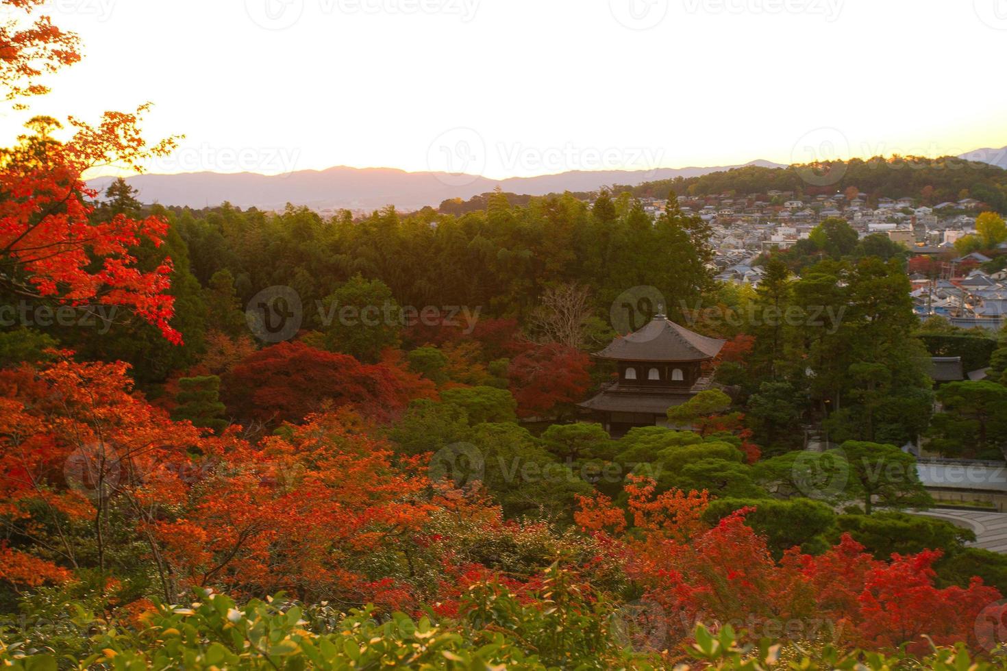 ginkaku-ji, templo do pavilhão de prata ou oficialmente chamado jisho-ji, ou templo da misericórdia brilhante, um templo zen na ala sakyo de kyoto, kansai, japão foto