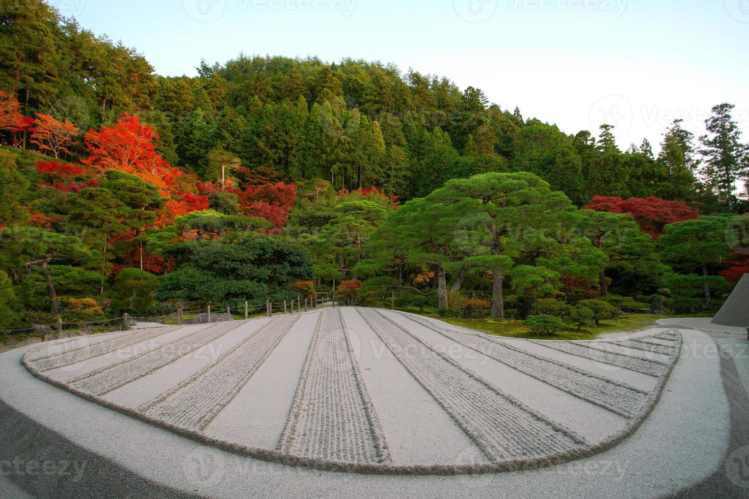 jardim de areia de ginshaden, jardim zen ou jardim de pedras japonês, em ginkaku-ji, ou templo do pavilhão de prata oficialmente chamado jisho-ji, ou templo da misericórdia brilhante, kyoto, kansai, japão foto