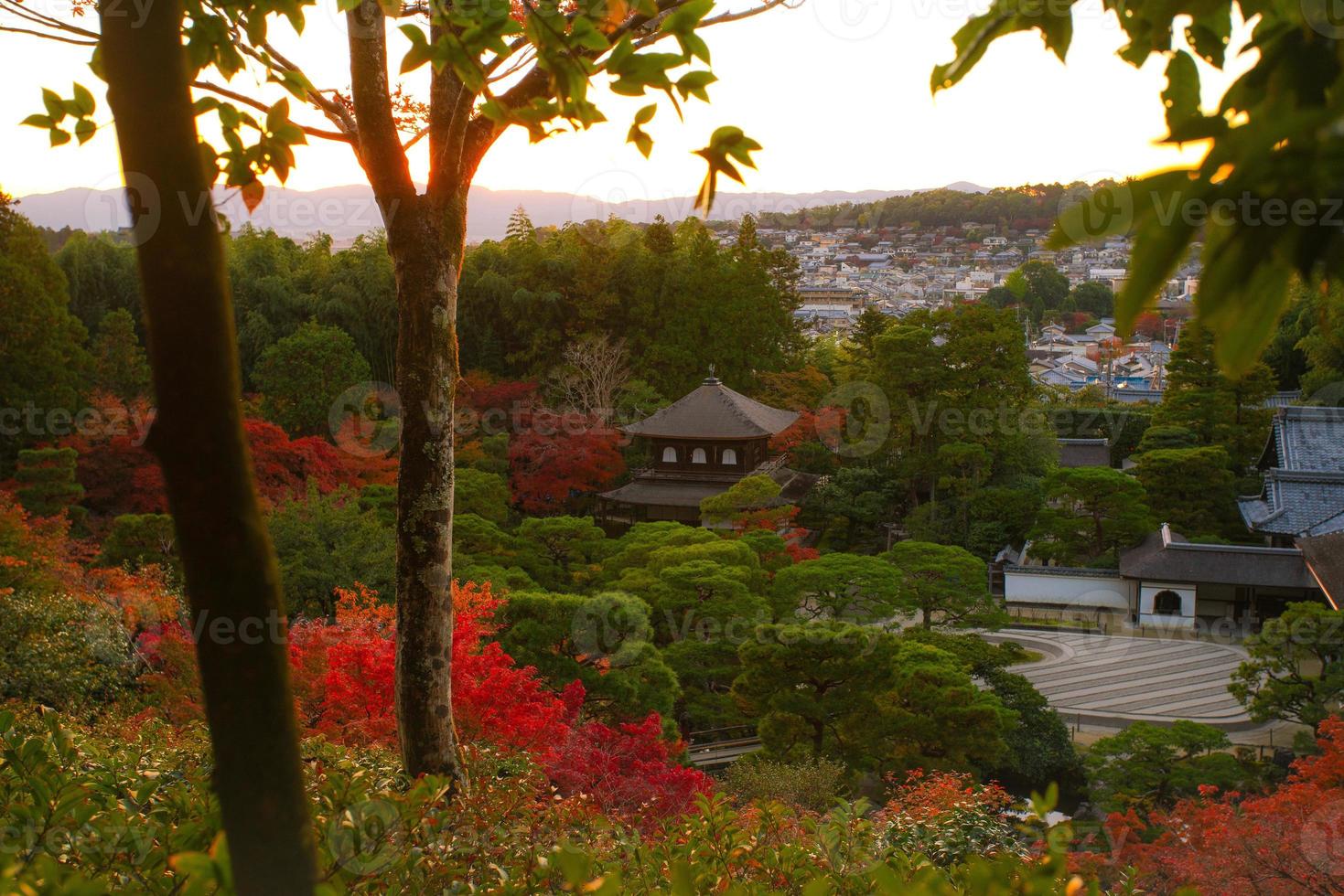 ginkaku-ji, templo do pavilhão de prata ou oficialmente chamado jisho-ji, ou templo da misericórdia brilhante, um templo zen na ala sakyo de kyoto, kansai, japão foto