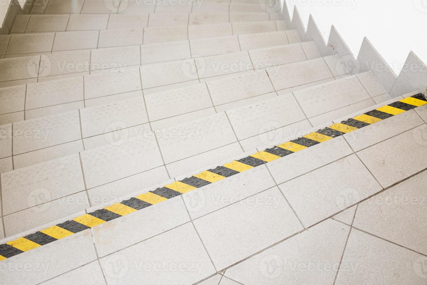 escadas com um adesivo de aviso com listras amarelas e pretas foto