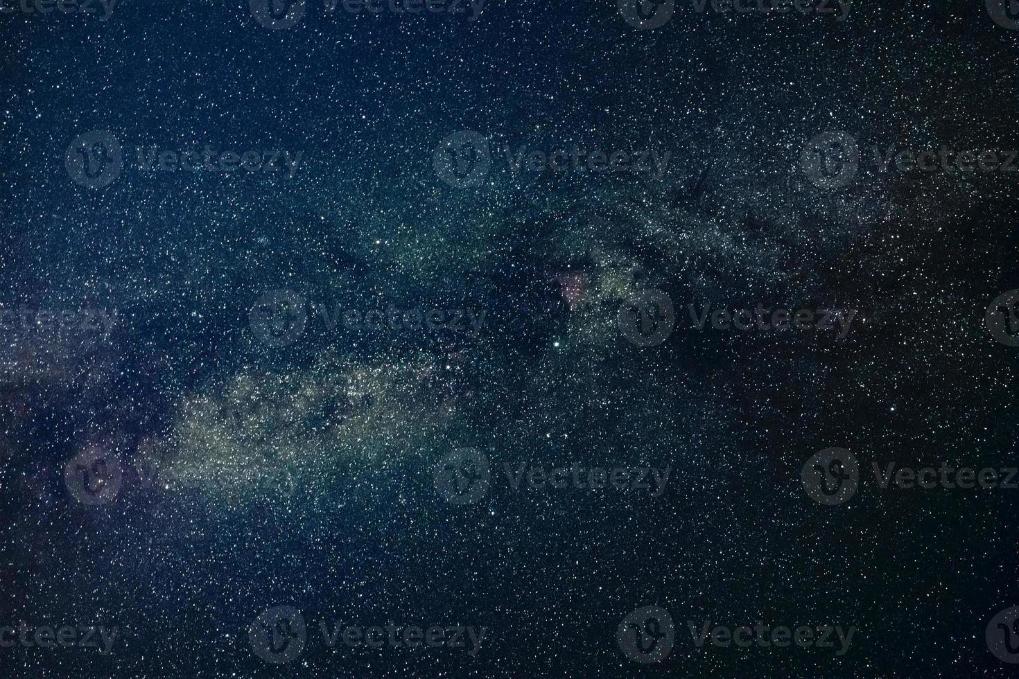 via láctea no céu estrelado da noite. copie o espaço. bela imagem. foto