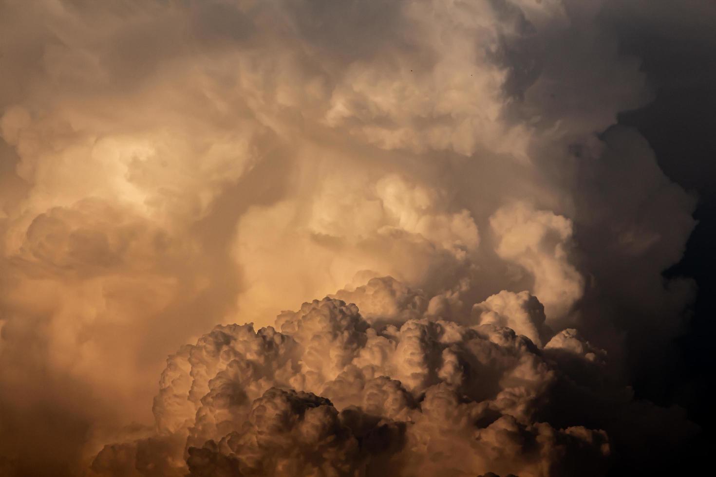 uma nuvem laranja formou uma nuvem de chuva uma noite foto