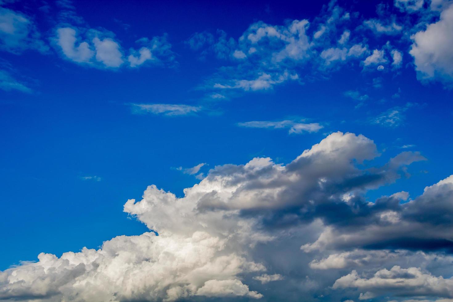 o timelapse da imagem de belas nuvens de chuva em movimento contínuo. , fundo do céu azul foto