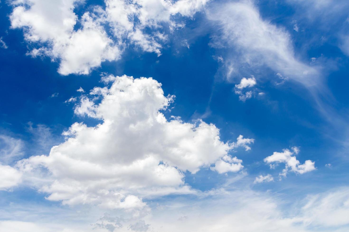 imagem de belas nuvens brancas em movimento contínuo. , fundo do céu azul foto