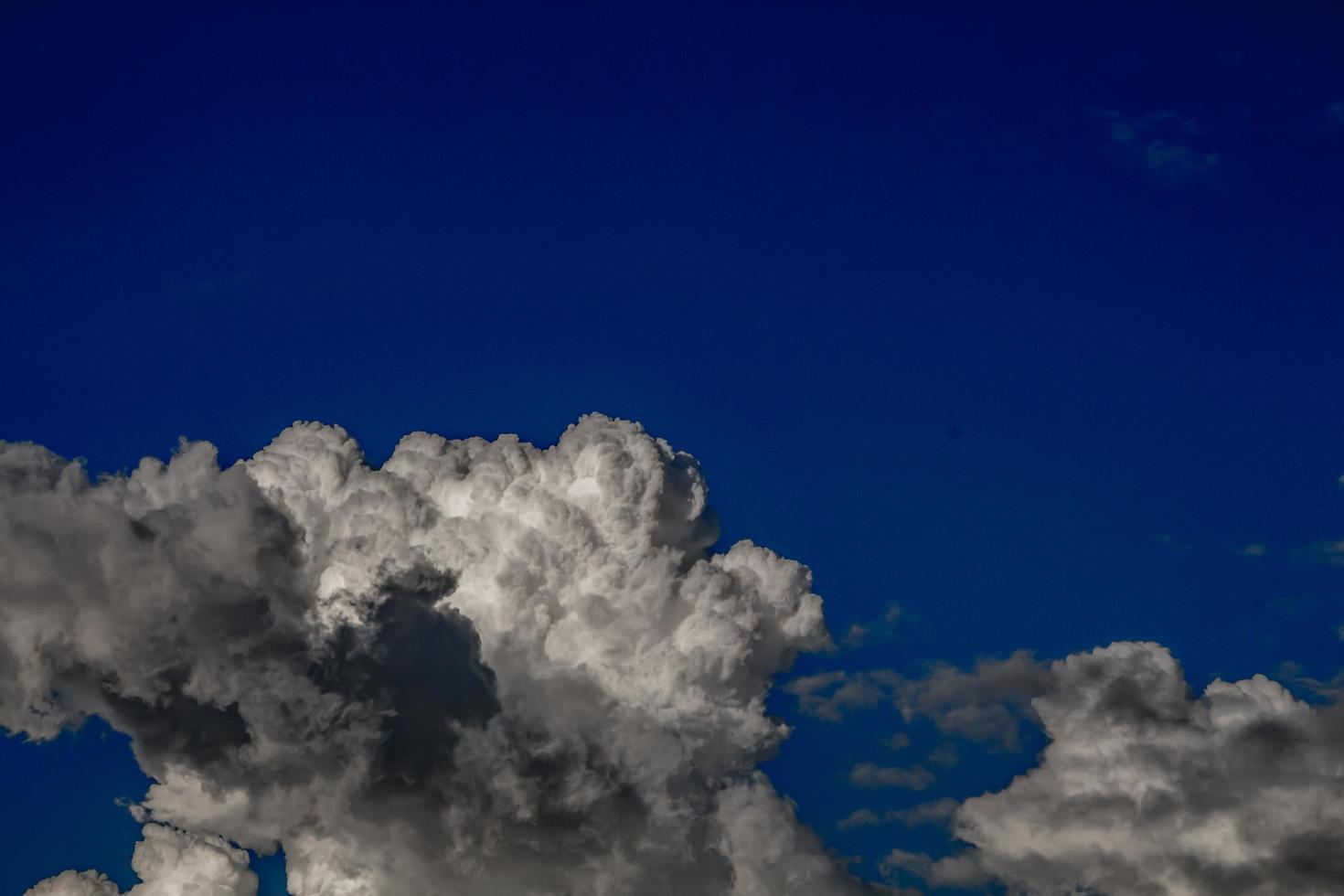 a imagem de belas nuvens negras em movimento contínuo. , fundo do céu azul foto