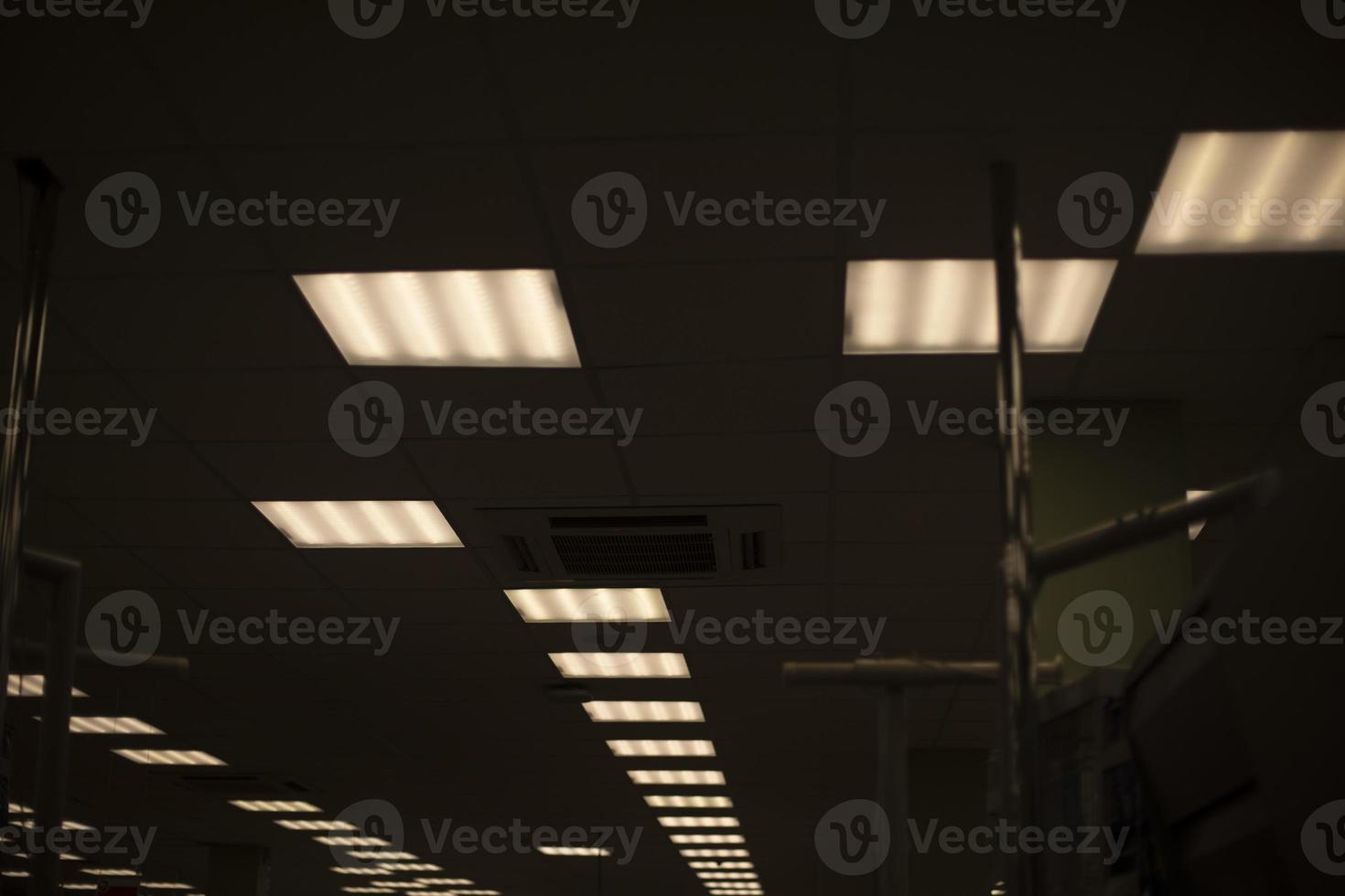 teto com lâmpadas fluorescentes. interior da loja em detalhes. lâmpadas ac. foto