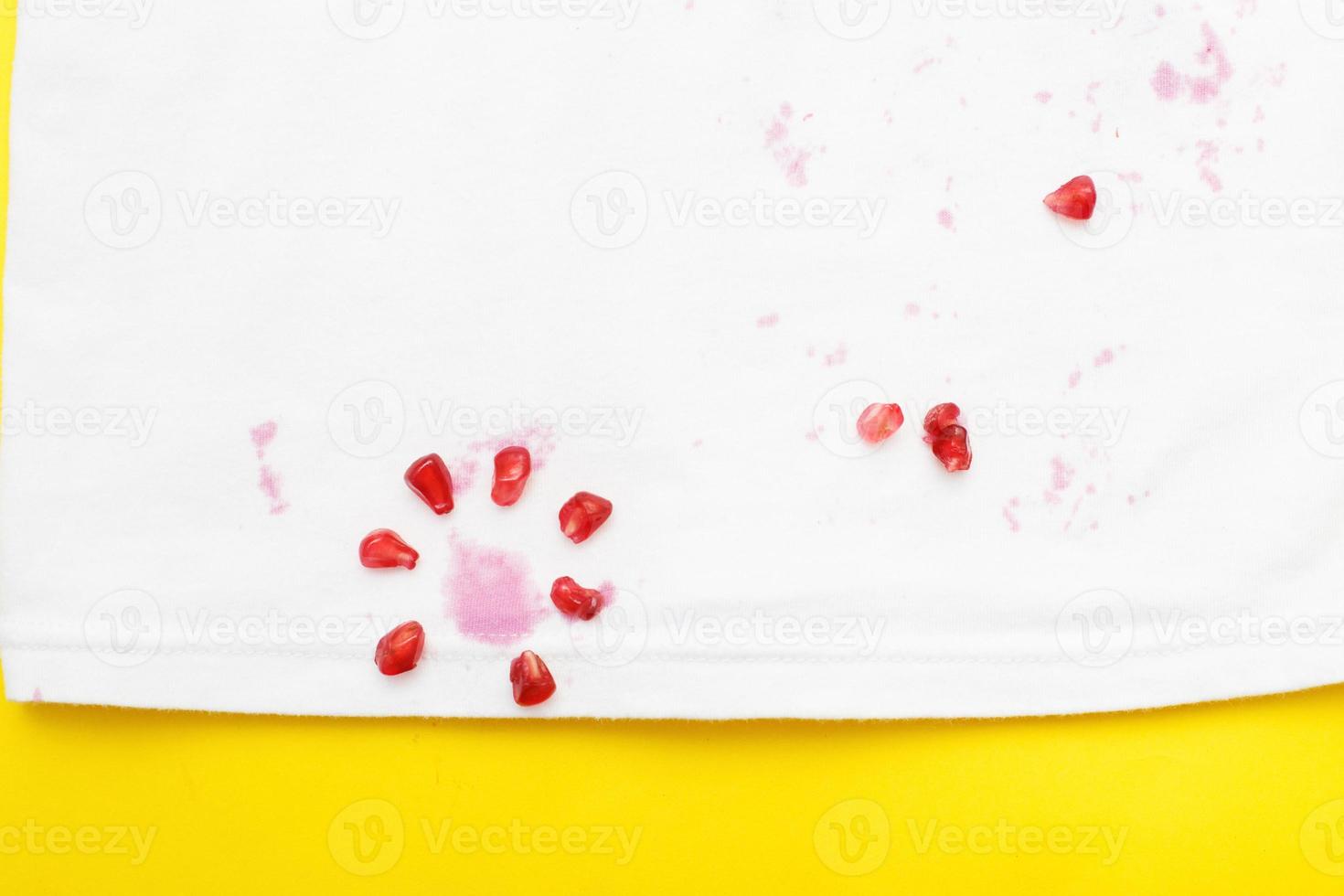 manchas sujas em roupas de bebê brancas de uma romã foto