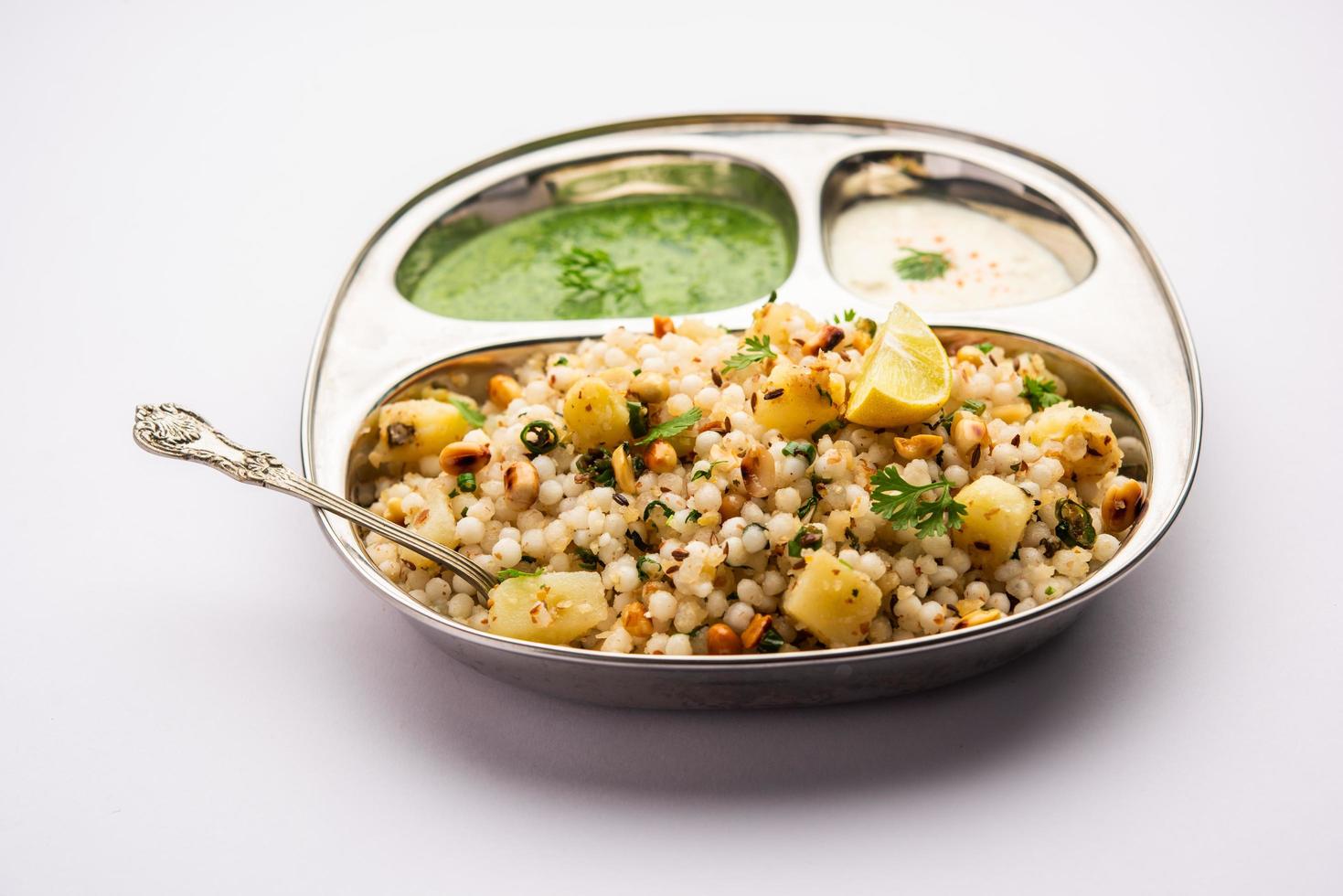 sabudana khichadi - um autêntico prato de maharashtra feito com sementes de sagu, servido com requeijão foto