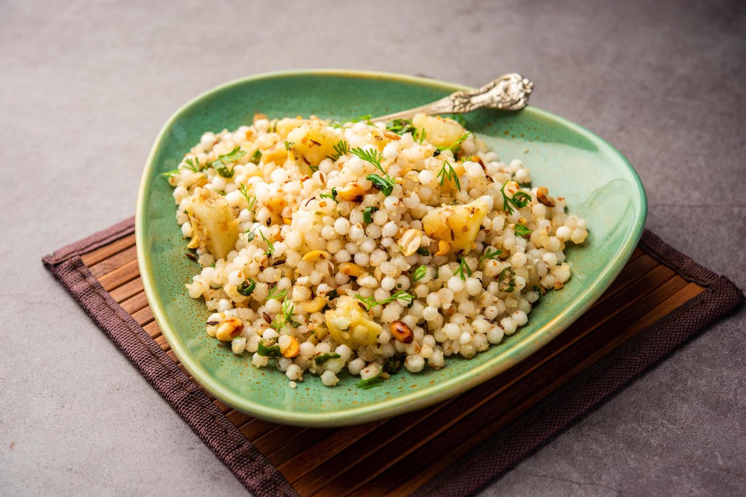 sabudana khichadi - um autêntico prato de maharashtra feito com sementes de sagu, servido com requeijão foto