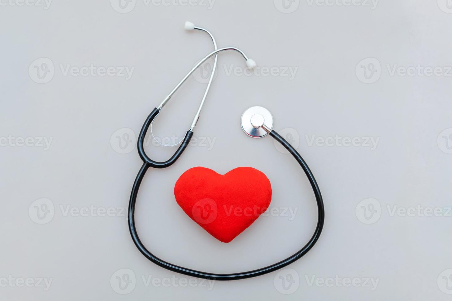 equipamento de medicina estetoscópio ou estetoscópio e coração vermelho isolado no fundo branco. dispositivo de instrumento para médico. conceito de seguro de vida de cuidados de saúde foto