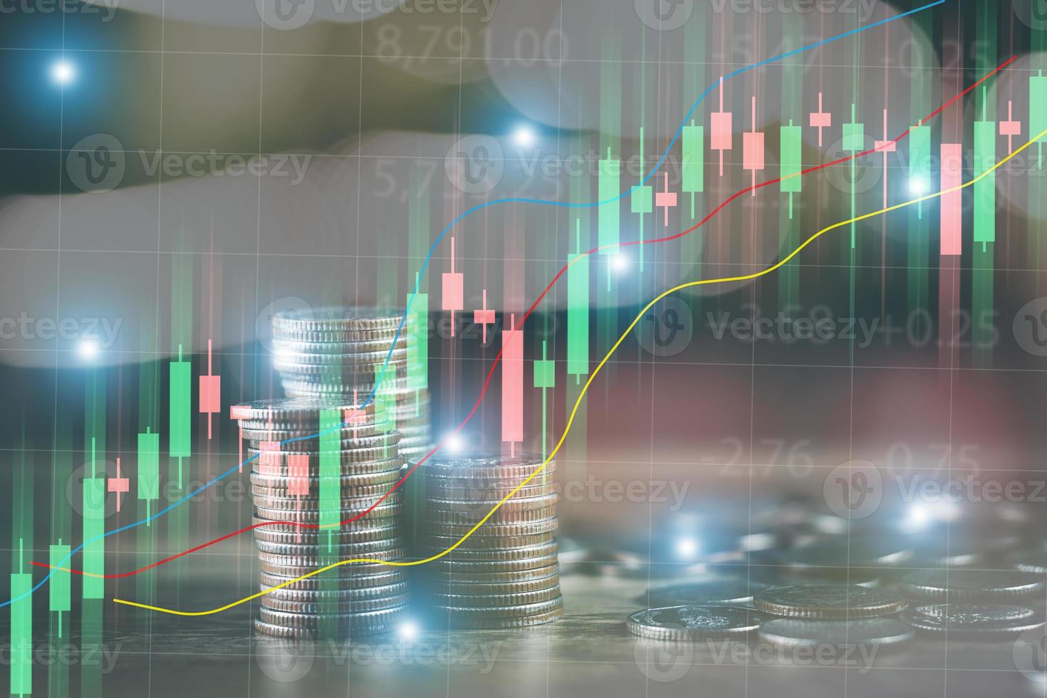 gráfico do mercado financeiro de ações e linhas de conceito de moedas linhas de moedas alinhadas há um gráfico mostrando crescimento e economia para planejar gastos independentes foto