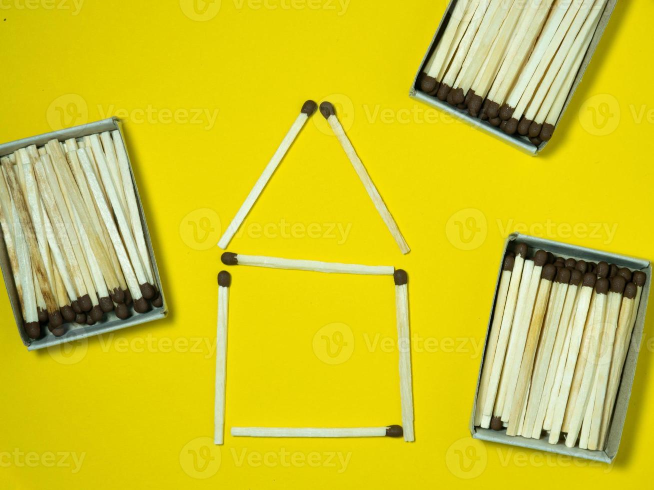 palitos de fósforo em um fundo amarelo. manuseio seguro do fogo. perigos de fogo. muitas partidas. ainda vida doméstica. fotos forradas com fósforos