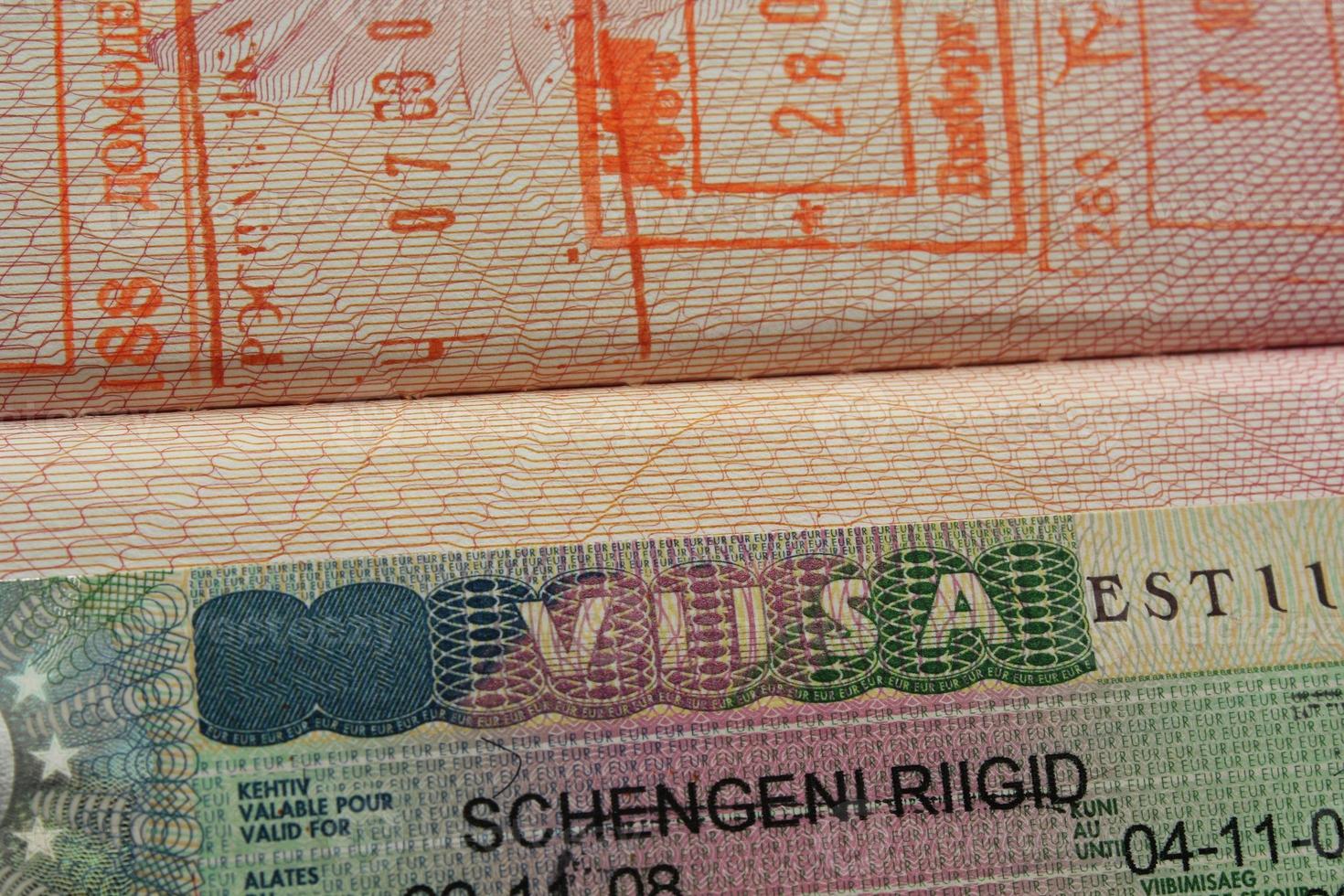 fragmento de close-up do visto schengen estoniano e carimbos no passaporte. proibição e suspensão de vistos para turistas russos viajarem na união europeia e nos estados bálticos foto